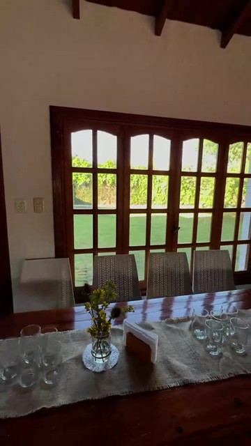Recorrido por la cocina, el salón con la mesa armada y el patio